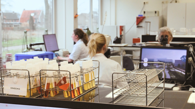 lab-buisjes-en-medewerkers.jpg
